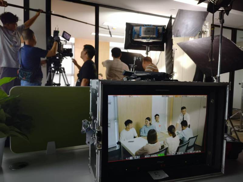 温泉县TVC拍摄公司：科技产品视觉化大师，诠释未来感与功能美学